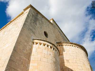 La parte posteriore � costituita da tre absidi, tipiche dell�epoca bizantina: quella centrale � di dimensioni maggiori rispetto alle due laterali ma tutte presentano una merlatura superiore a denti di sega